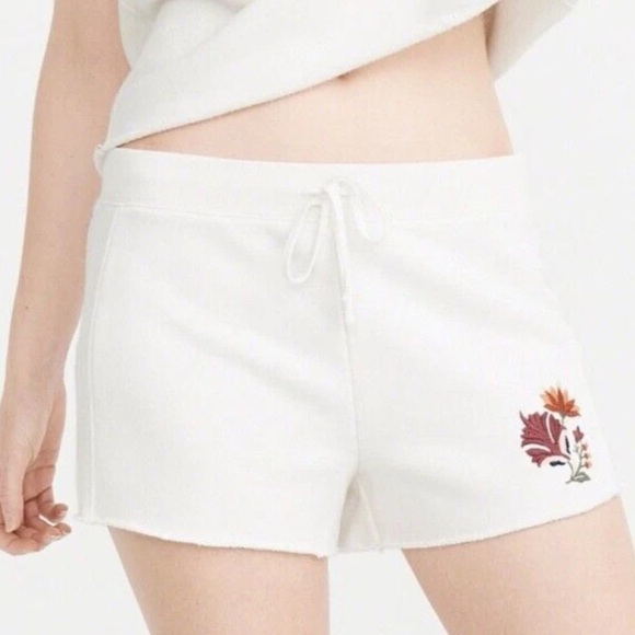 #85 Abercrombie & Fitch Floral Embroidery Short in White - Picture 1 of 6